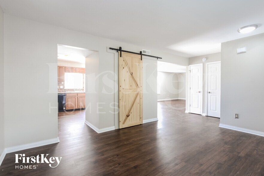 Building Photo - 2814 Rothe Ln