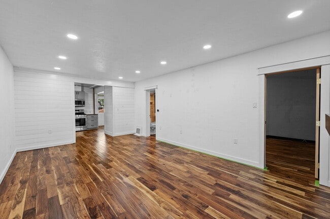 Building Photo - Meticulously UpdatedComstock Rancher!