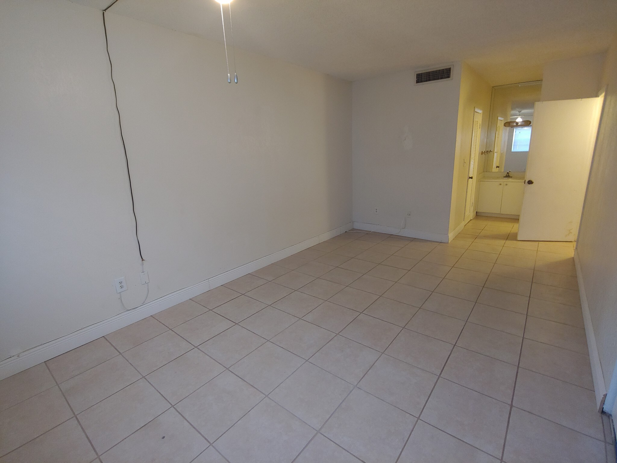 Building Photo - 1305 W 53rd St