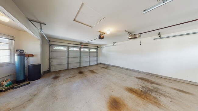 Building Photo - *** Gorgeous 4 bed 3 bath Single Family Ho...