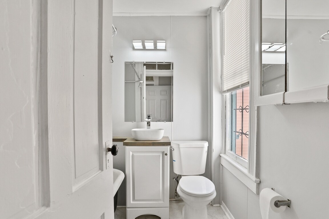 Building Photo - 1112 Barnard St