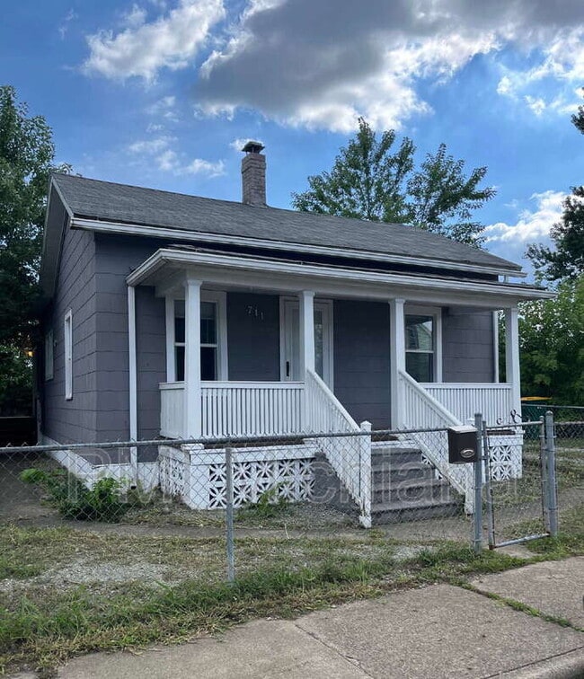 Primary Photo - 711 W 5th St