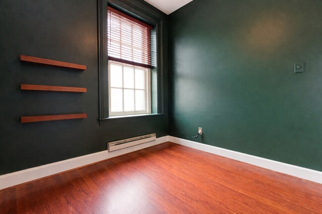 Building Photo - Pet Friendly 1 Bedroom Plus Den For Rent - Near Betty's, Close to Downtown!