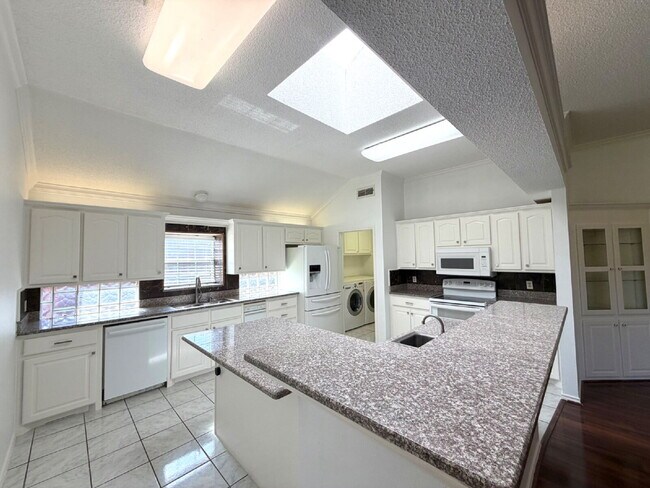 Building Photo - Beautiful 3 Bed, 2 Bath Home in an Established, Centrally Located Neighborhood