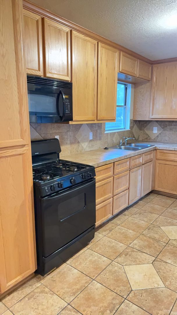 Building Photo - 3 bedroom 1.5 bathroom! HOUSING ACCEPTED!