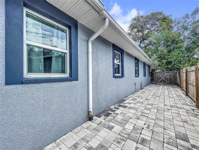 Building Photo - 6809 S Himes Ave