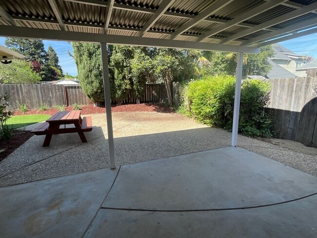 Building Photo - Beautifully Remodeled 3BR/2BA Home with Modern Finishes