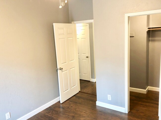 Building Photo - Available for immediate move-in! Look and ...