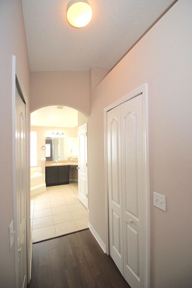 Building Photo - Huge 4 Bed 3 Bath Home w FENCED YARD and SCREENED LANAI for Rent!