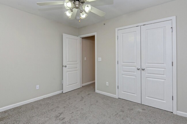 Building Photo - End-Unit 3br/2.5bth Townhome in Villages o...