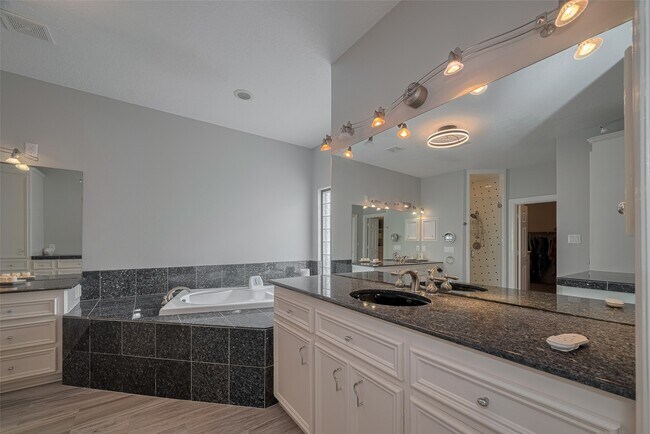 Building Photo - 4006 Lanark Ln