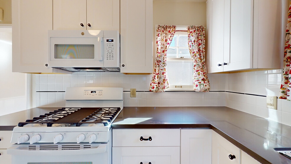 Kitchen - 587 Prescott St
