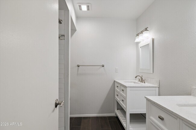 Building Photo - 3526 E Sahuaro Dr