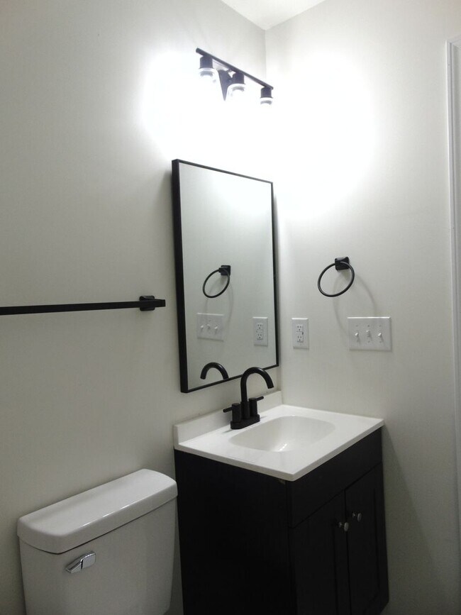 Building Photo - Newly Remodeled 4 Bed 2 Bath Duplex!