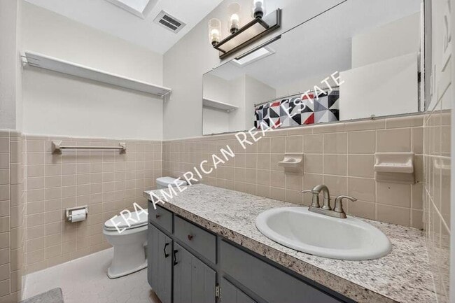 Building Photo - 614 Merioneth Dr NE