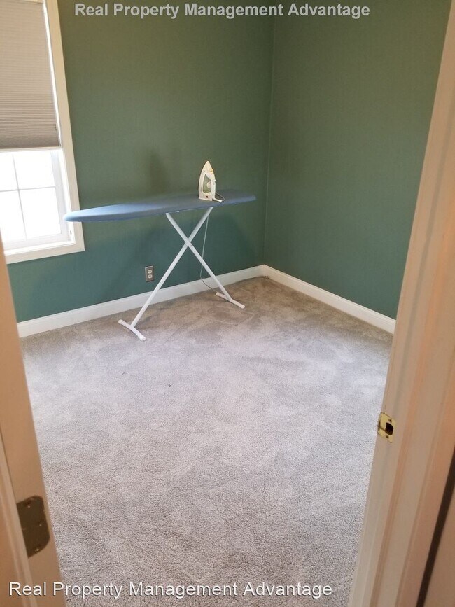 Building Photo - 3 br, 1 bath House - 21845 Novi Rd.