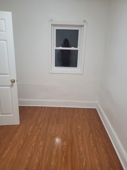 3rd bdrm - 76 Bedford St