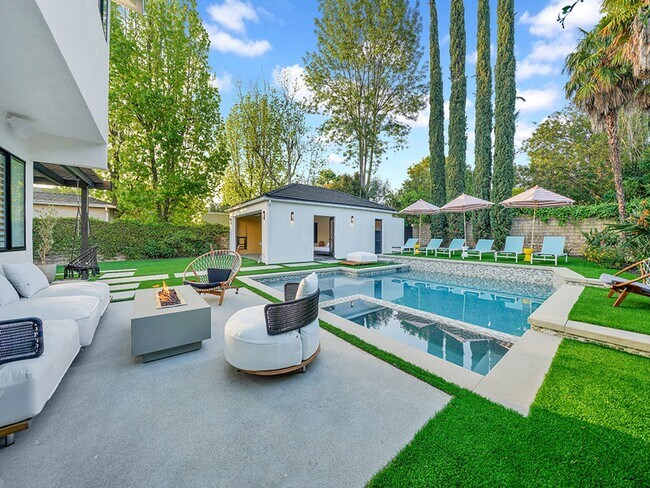 Building Photo - Luxe 5+4.5 w/detached studio, downstairs e...