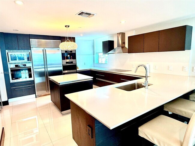 Building Photo - 17001 Collins Ave