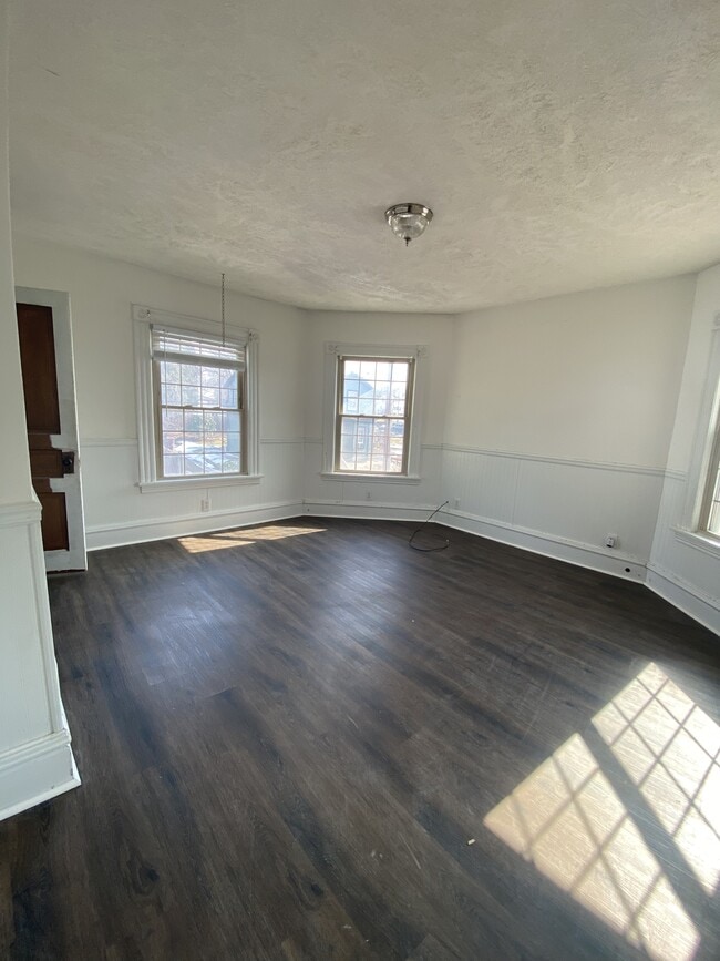 Building Photo - 103 4th St
