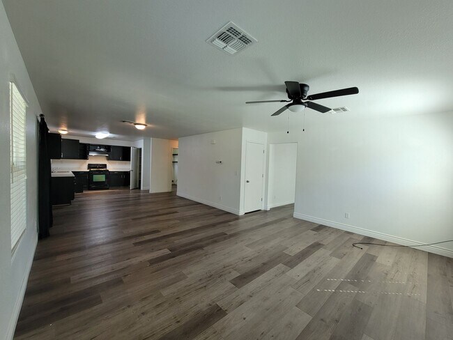 Building Photo - 4 Bedroom 2 Bathroom Home Close to Shopping and Restaurants!!