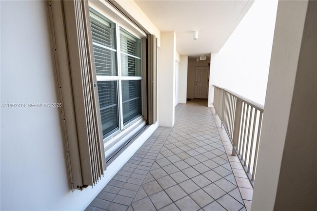 Building Photo - 1021 Hillsboro Mile Unit 204