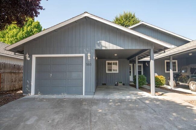 Building Photo - 565 Primrose Dr