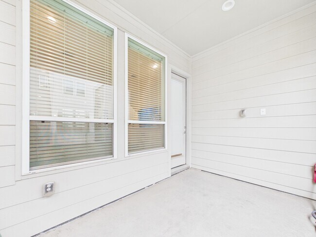 Building Photo - 2711 Clinton Dr