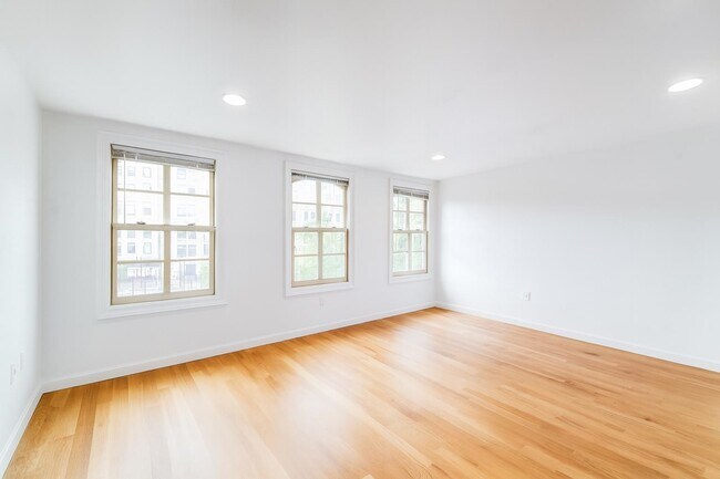 Building Photo - 163 Grand St