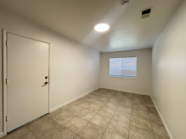 Building Photo - Renovated Spacious East Lancaster Single Story Home