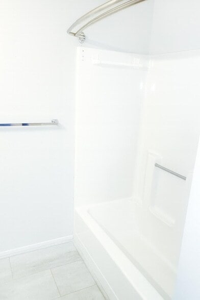 Building Photo - 9 Heights Rd NE