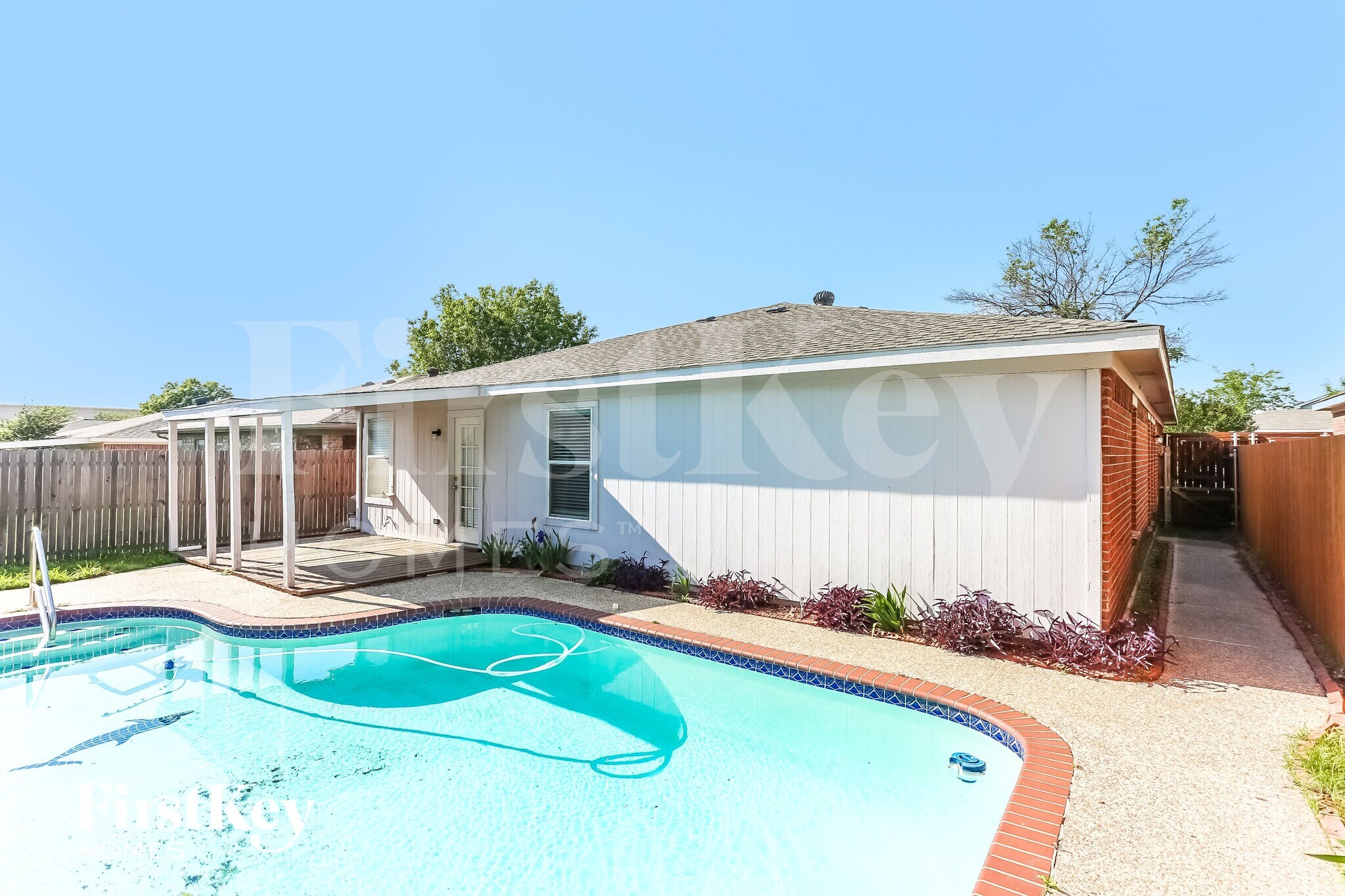 Building Photo - 210 Arabian Ln