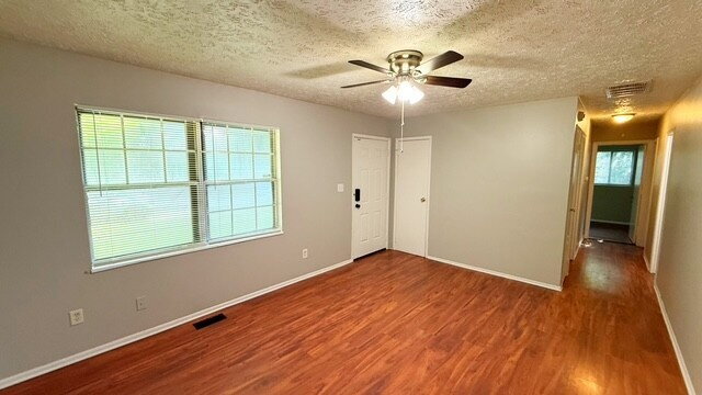 Building Photo - EAST SIDE 3 BEDROOM RANCH AVAILABLE NOW!