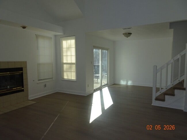 Building Photo - 3 Bedrooms, 2 Full Bathrooms Duplex