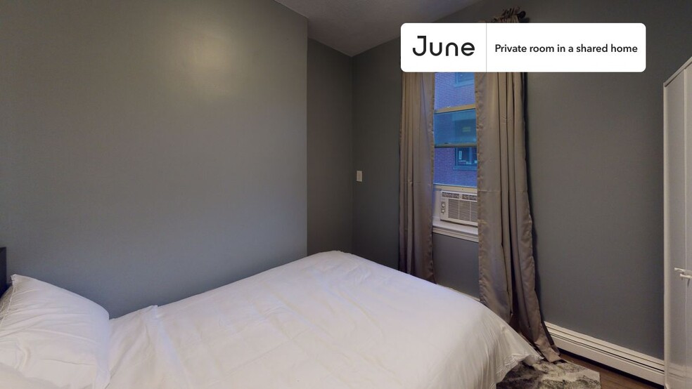 Building Photo - Private bedroom in 3 bed/1 bath Home