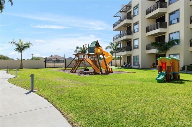 Building Photo - 26 Travis St