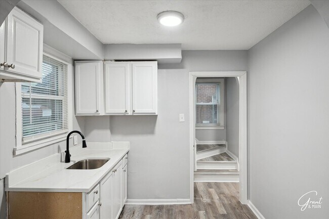 Building Photo - $1300 3 bedroom