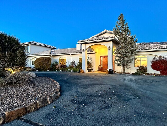 Building Photo - Move in Special Luxury 4 bedroom 4.5 bathr...