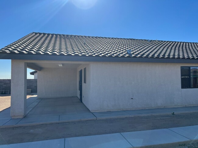 Building Photo - San Luis AZ, Three Bedroom 2 Bath Corner L...