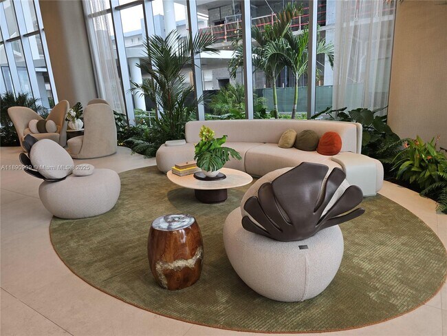 Building Photo - 700 NE 24th St