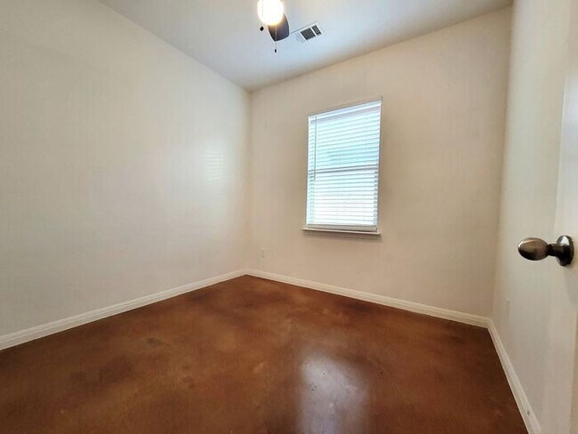 Building Photo - **Gorgeous 3 Bedroom 2 Bathroom Home in Au...