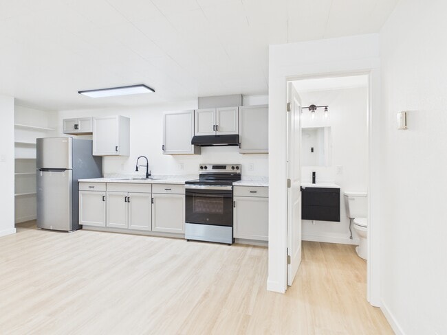 Building Photo - 902 Gilmore St