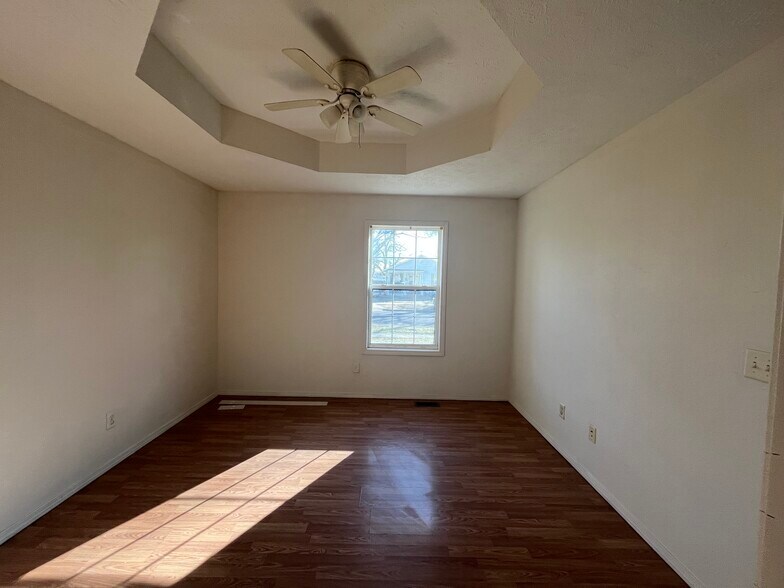 Bed - 935 W Poplar St