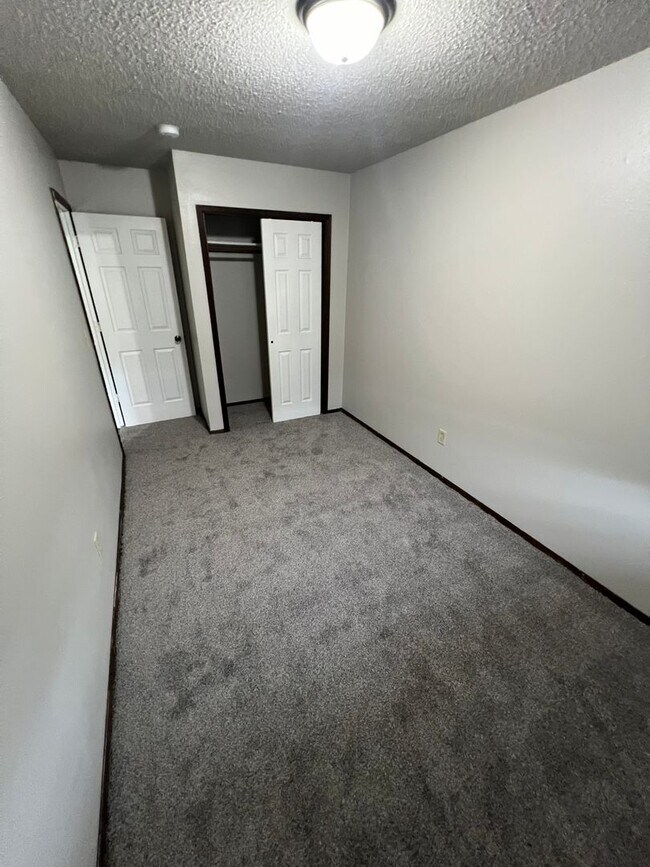 Building Photo - 3 bedroom apartment-NW Ames close to Sawyer Elementary-no pet fees