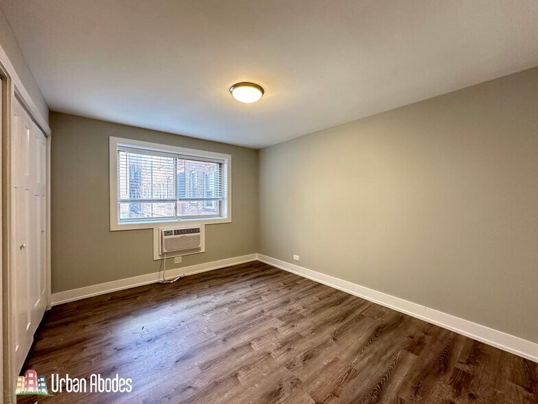 Building Photo - 527 W Surf St