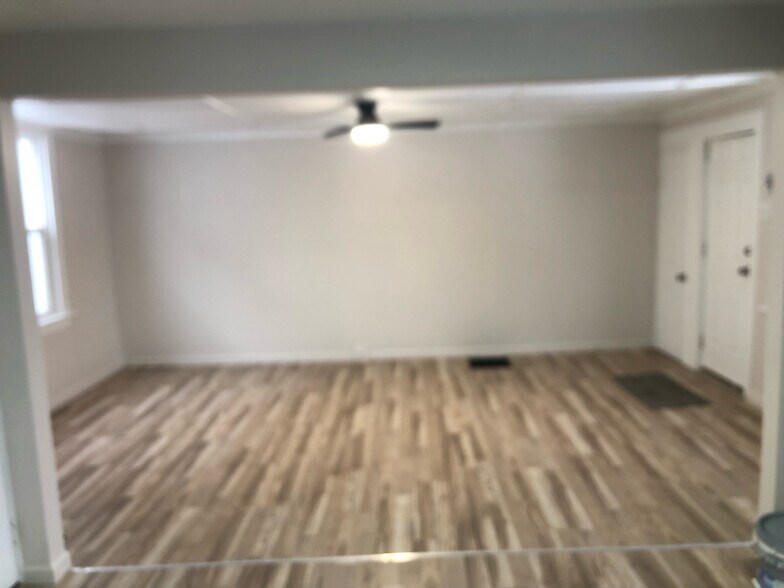 livingroom - 160 W 6th St