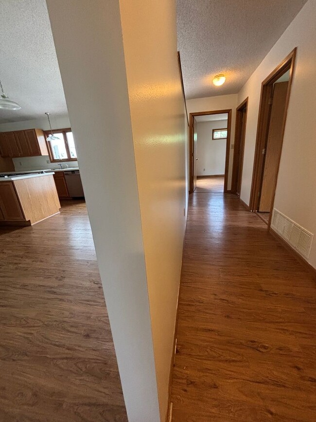 Building Photo - 3 Bedroom 2 bath