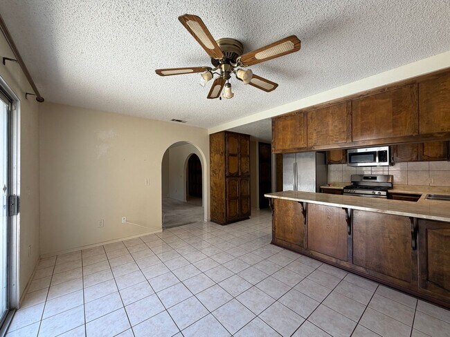 Building Photo - 3 Bedroom 2 Bathroom House with 2 Car Garage Located in Lenwood