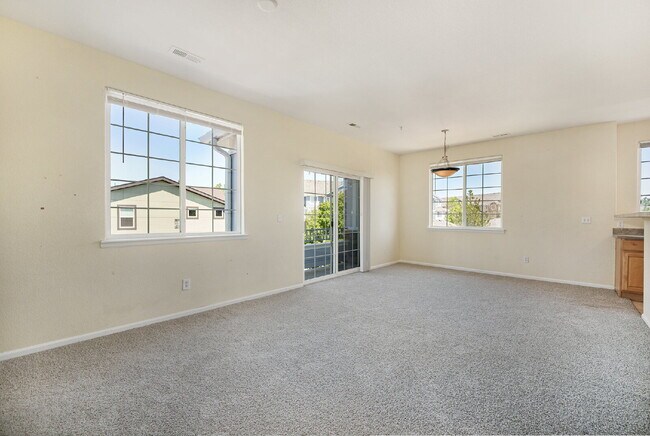 Building Photo - 2BR/2BA Condo with Garage! Available NOW!
