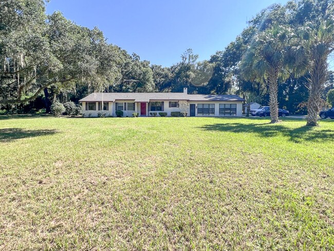 Building Photo - 3BR/2BA on 2 Acres in Micanopy